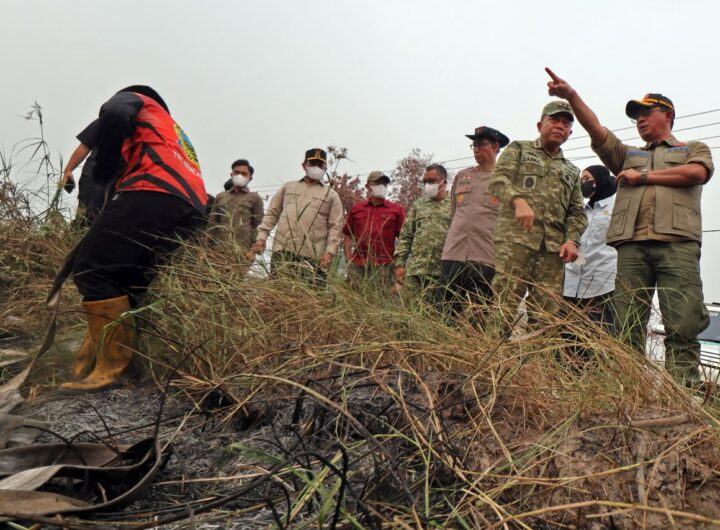 Kepala BNPB Letjen TNI Dr. Suharyanto meninjau upaya pemadaman karhutla oleh Satgas Darat di Kecamatan Jekan Raya, Palangka Raya, Kalimantan Tengah.