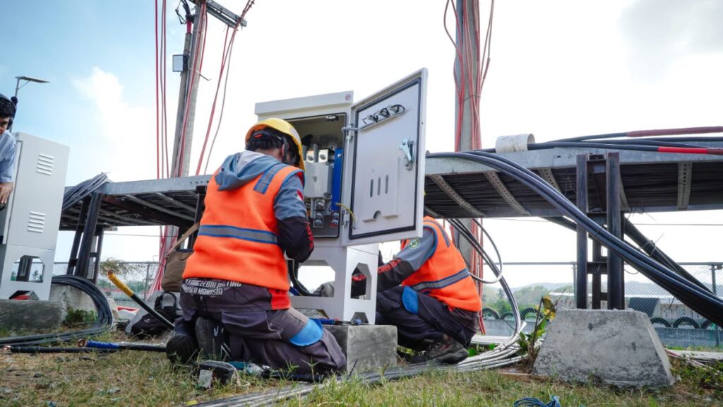 Petugas PLN melakukan pengecekan panel dan jaringan kelistrikan untuk memastikan seluruh sistem siap mendukung kelancaran gelaran MotoGP 2026 di Mandalika, NTB.