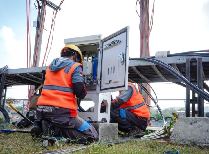 Petugas PLN melakukan pengecekan panel dan jaringan kelistrikan untuk memastikan seluruh sistem siap mendukung kelancaran gelaran MotoGP 2026 di Mandalika, NTB.