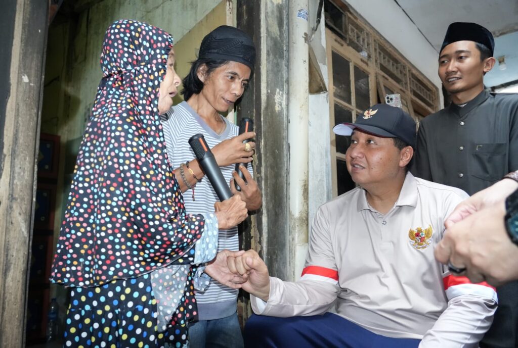Menteri PKP Maruarar Sirait berbincang hangat dengan Halimah, calon penerima Program Bedah Rumah di Menteng, Jakarta Pusat. Dalam pertemuan tersebut, Maruarar mendengarkan langsung cerita dan kondisi keseharian Halimah.