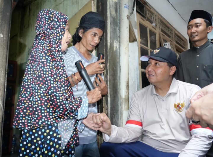 Menteri PKP Maruarar Sirait berbincang hangat dengan Halimah, calon penerima Program Bedah Rumah di Menteng, Jakarta Pusat. Dalam pertemuan tersebut, Maruarar mendengarkan langsung cerita dan kondisi keseharian Halimah.