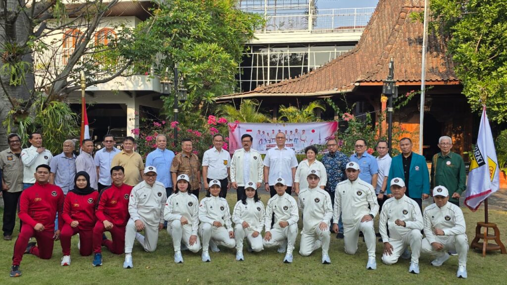 Ketua Umum PB FORKI Marsekal TNI (Purn.) Hadi Tjahjanto berfoto bersama jajaran pengurus dan para karateka Indonesia usai upacara pelepasan menuju Asian Games Aichi-Nagoya 2026.