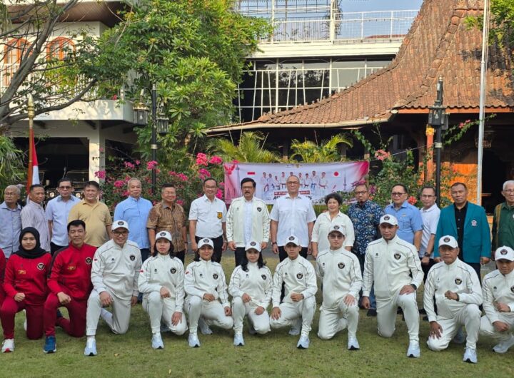 Ketua Umum PB FORKI Marsekal TNI (Purn.) Hadi Tjahjanto berfoto bersama jajaran pengurus dan para karateka Indonesia usai upacara pelepasan menuju Asian Games Aichi-Nagoya 2026.