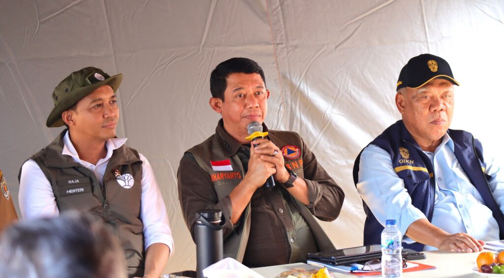 Kepala BNPB Letjen TNI Dr. Suharyanto (tengah) bersama Menteri Kehutanan (kiri) dan Kepala Otorita Ibu Kota Nusantara (OIKN) (kanan) dalam rapat koordinasi penanganan kebakaran hutan dan lahan (karhutla) di Kalimantan Timur, Senin (14/9/2026).
