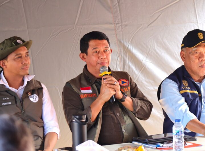 Kepala BNPB Letjen TNI Dr. Suharyanto (tengah) bersama Menteri Kehutanan (kiri) dan Kepala Otorita Ibu Kota Nusantara (OIKN) (kanan) dalam rapat koordinasi penanganan kebakaran hutan dan lahan (karhutla) di Kalimantan Timur, Senin (14/9/2026).