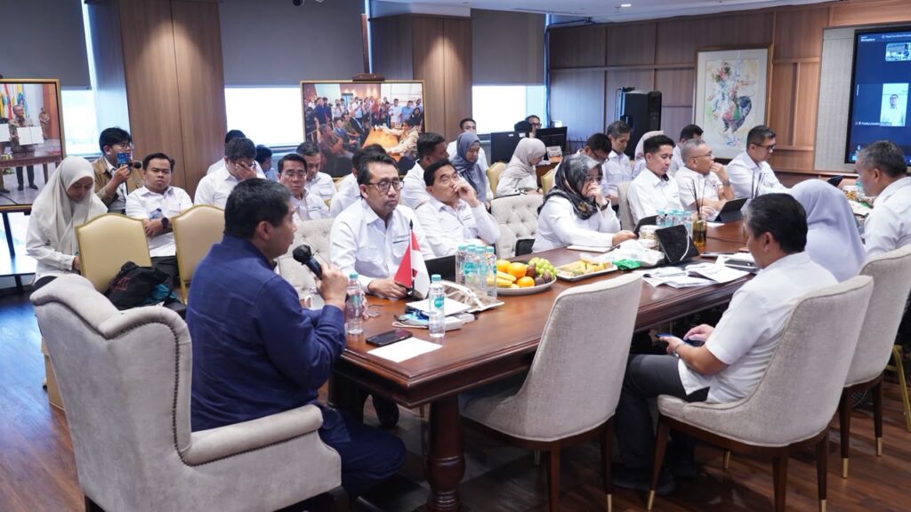 Menteri PKP Maruarar Sirait memimpin rapat internal mingguan bersama jajaran Kementerian PKP untuk mengevaluasi dan mempercepat pelaksanaan Program Bedah Rumah di berbagai daerah.