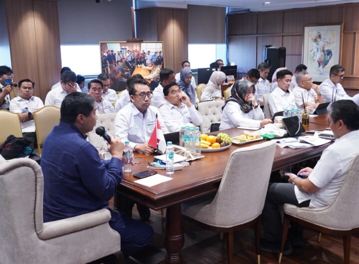 Menteri PKP Maruarar Sirait memimpin rapat internal mingguan bersama jajaran Kementerian PKP untuk mengevaluasi dan mempercepat pelaksanaan Program Bedah Rumah di berbagai daerah.