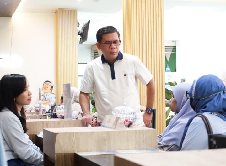 Kepala Kanwil BPN Provinsi Banten Harison Mocodompis saat meninjau pelaksanaan layanan PERINTIS 10 Hari di Kantor Pertanahan Kota Tangerang Selatan.