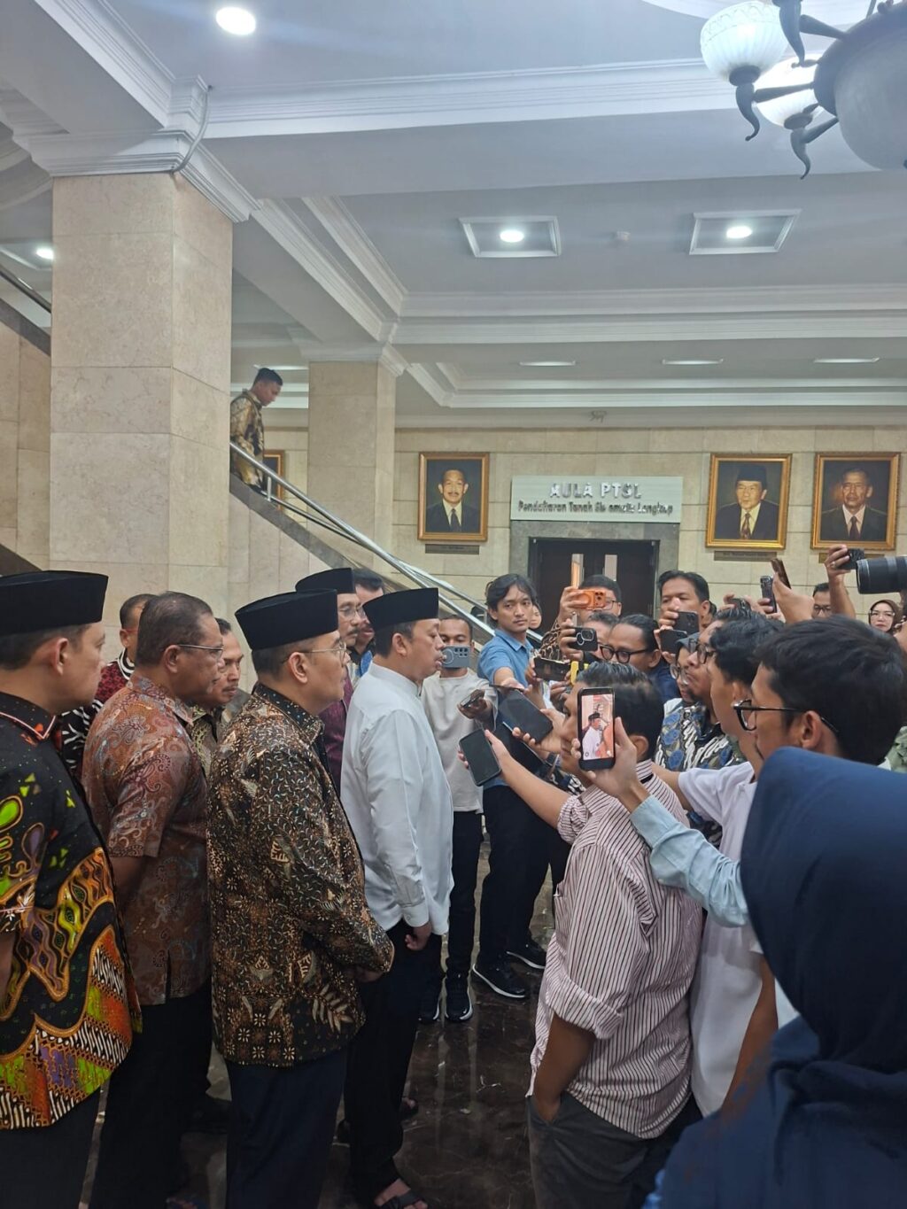 Menteri ATR/BPN Nusron Wahid menemui awak media usai melaksanakan salat Jumat di Masjid Nuurur Rahman Kementerian ATR/BPN, Jakarta Selatan.