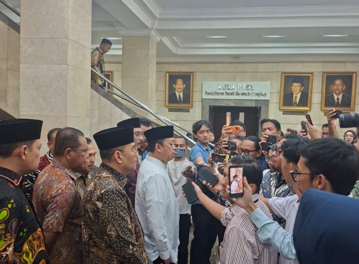 Menteri ATR/BPN Nusron Wahid menemui awak media usai melaksanakan salat Jumat di Masjid Nuurur Rahman Kementerian ATR/BPN, Jakarta Selatan.