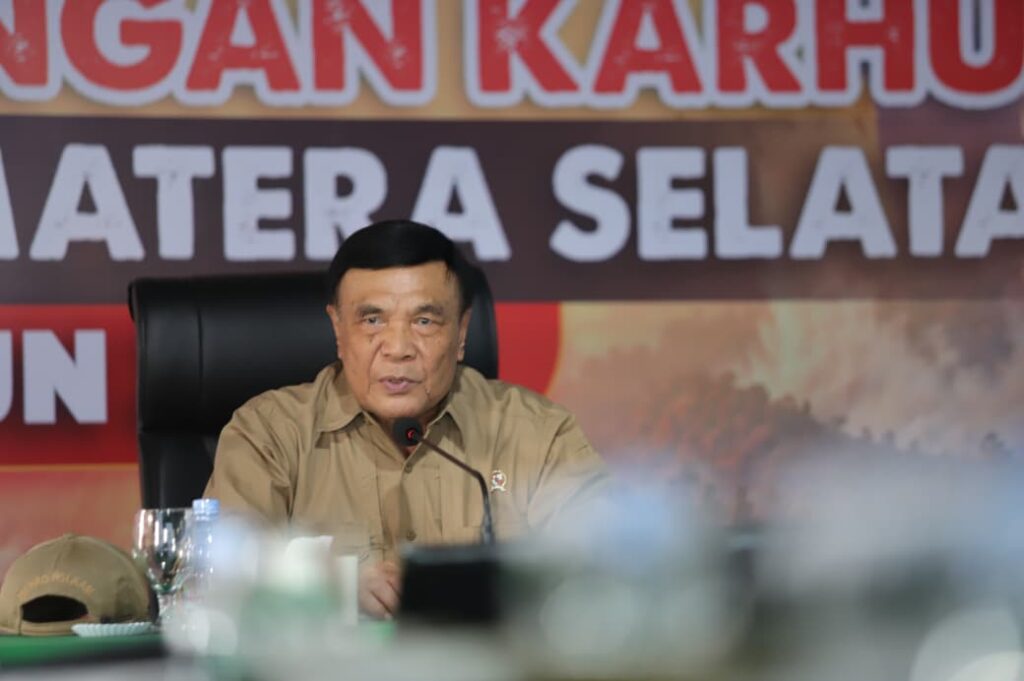 Menko Polkam Djamari Chaniago saat memimpin rapat penanganan karhutla di Sumatera Selatan.