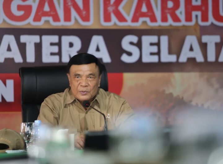 Menko Polkam Djamari Chaniago saat memimpin rapat penanganan karhutla di Sumatera Selatan.