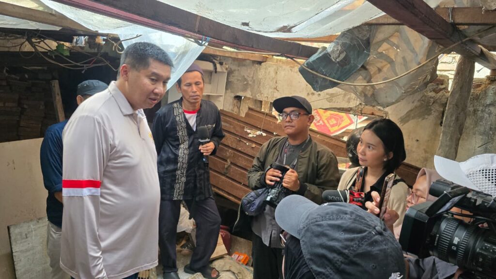 Menteri Perumahan dan Kawasan Permukiman (PKP) meninjau langsung kondisi rumah salah satu penerima manfaat Program Bantuan Stimulan Perumahan Swadaya (BSPS) di Kelurahan Petamburan, Kecamatan Tanah Abang, Jakarta Pusat.