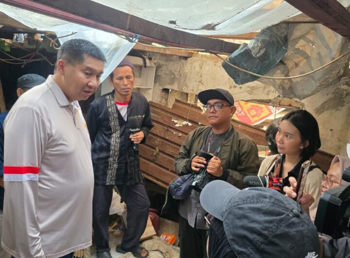 Menteri Perumahan dan Kawasan Permukiman (PKP) meninjau langsung kondisi rumah salah satu penerima manfaat Program Bantuan Stimulan Perumahan Swadaya (BSPS) di Kelurahan Petamburan, Kecamatan Tanah Abang, Jakarta Pusat.