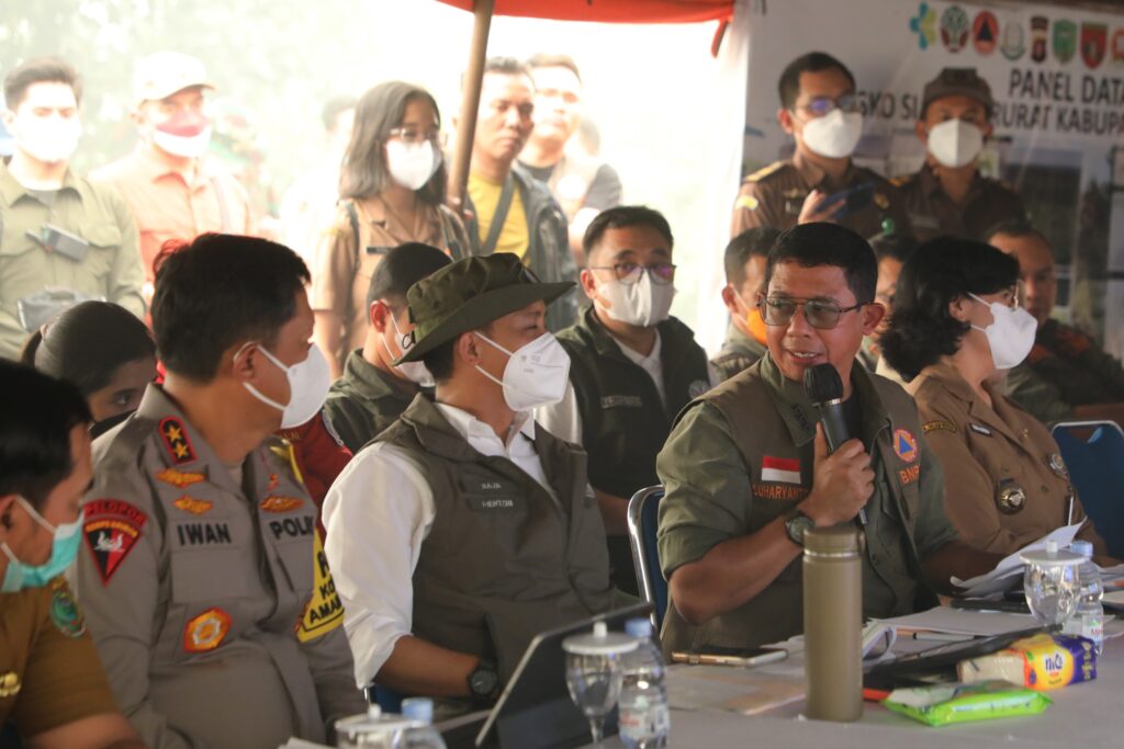 Kepala BNPB Letjen TNI Dr. Suharyanto, S.Sos., M.M. bersama Menteri Kehutanan Raja Juli memimpin Rapat Evaluasi Penanggulangan Karhutla Kalimantan Tengah di Pulang Pisau, Senin (21/9).