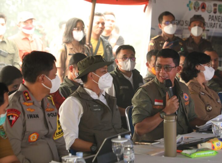 Kepala BNPB Letjen TNI Dr. Suharyanto, S.Sos., M.M. bersama Menteri Kehutanan Raja Juli memimpin Rapat Evaluasi Penanggulangan Karhutla Kalimantan Tengah di Pulang Pisau, Senin (21/9).