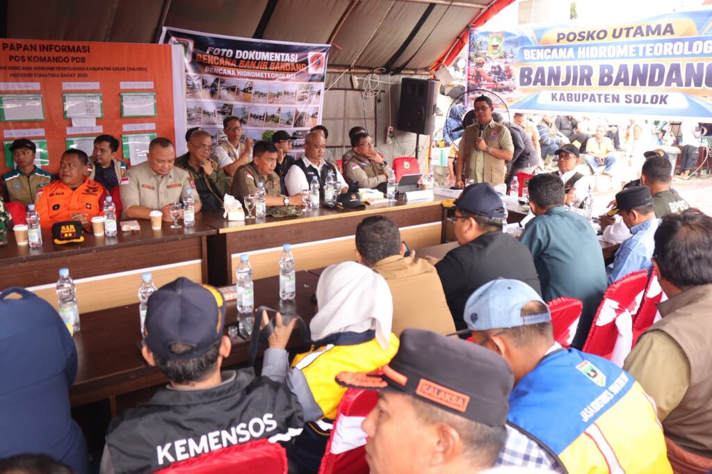 Kepala BNPB Letjen TNI Dr. Suharyanto memberikan arahan saat mendampingi Menko PMK Pratikno di Posko Utama Kantor Bupati Solok, Arosuka, Sumatera Barat, Kamis (24/9).