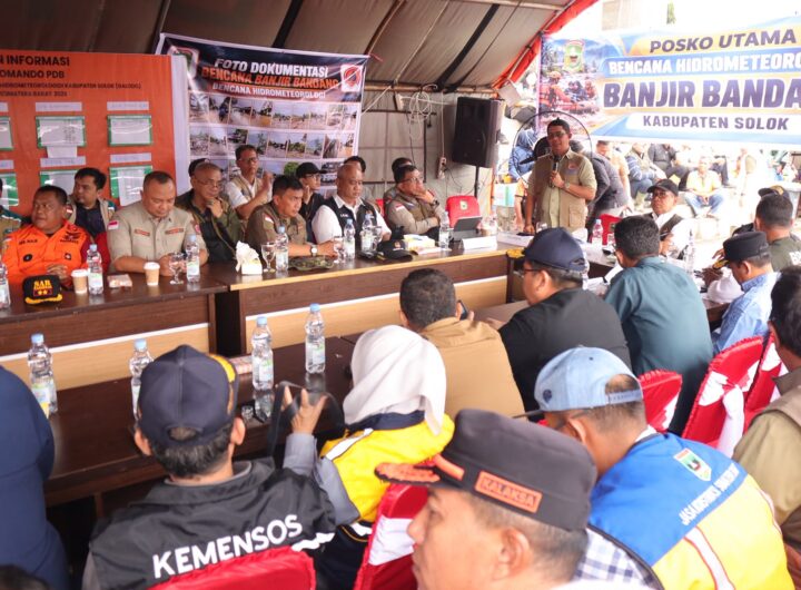 Kepala BNPB Letjen TNI Dr. Suharyanto memberikan arahan saat mendampingi Menko PMK Pratikno di Posko Utama Kantor Bupati Solok, Arosuka, Sumatera Barat, Kamis (24/9).