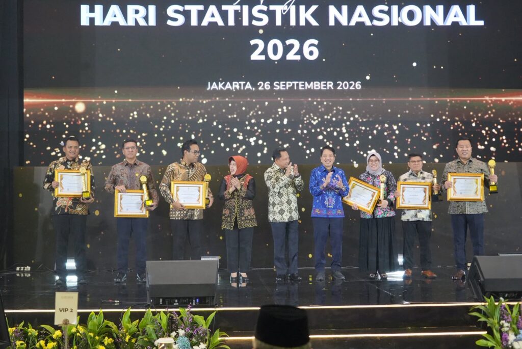 Kepala BPS Amalia Adininggar Widyasanti saat memberikan penghargaan BPS Awards 2026 dalam rangkaian peringatan HSN 2026 di Jakarta, Sabtu (26/9/2026).