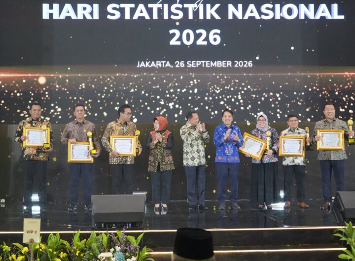 Kepala BPS Amalia Adininggar Widyasanti saat memberikan penghargaan BPS Awards 2026 dalam rangkaian peringatan HSN 2026 di Jakarta, Sabtu (26/9/2026).