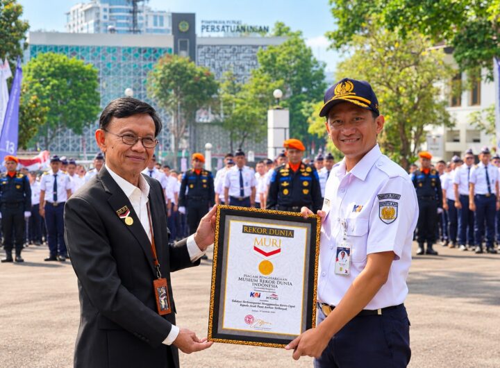 Direktur Utama KAI Bobby Rasyidin (kanan).