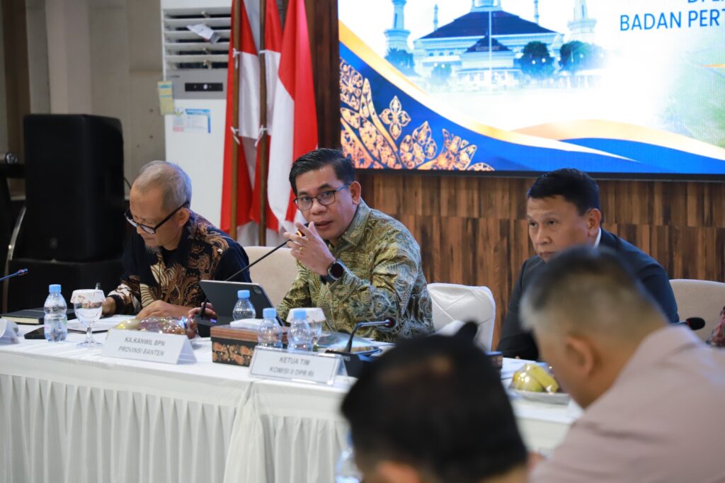 Kepala Kanwil BPN Provinsi Banten Harison Mocodompis memberikan paparan dalam kunjungan spesifik Komisi II DPR RI bersama Ombudsman RI di Aula Baduy, Kanwil BPN Banten.