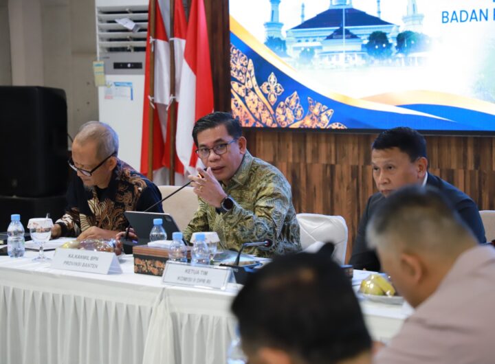 Kepala Kanwil BPN Provinsi Banten Harison Mocodompis memberikan paparan dalam kunjungan spesifik Komisi II DPR RI bersama Ombudsman RI di Aula Baduy, Kanwil BPN Banten.
