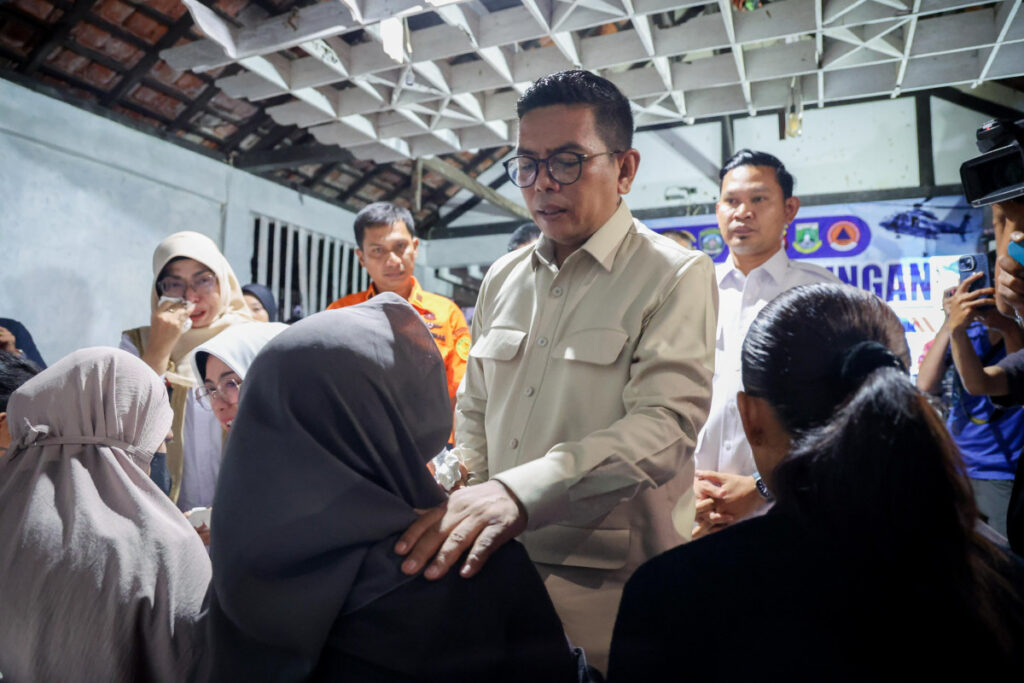 Gubernur Banten Andra Soni saat bertemu keluarga korban kapal Arupadhatu I yang hilang di perairan Selat Sunda. Dok. Biro Adpimpro Banten.