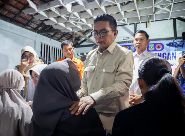 Gubernur Banten Andra Soni saat bertemu keluarga korban kapal Arupadhatu I yang hilang di perairan Selat Sunda. Dok. Biro Adpimpro Banten.