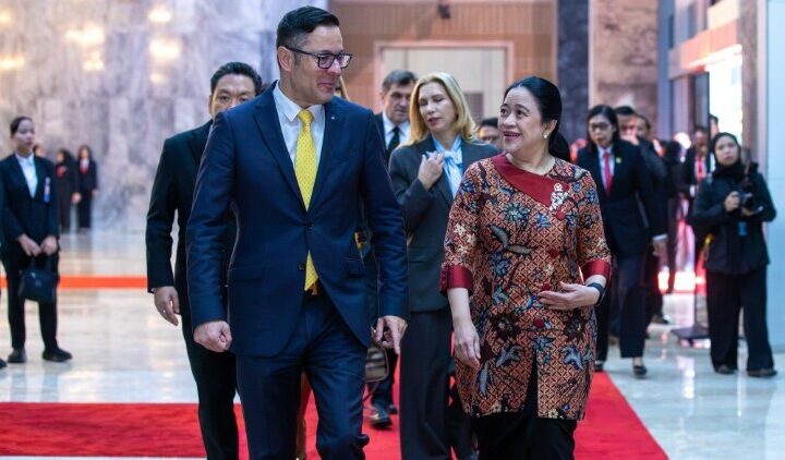 Ketua DPR RI Puan Maharani (kanan), Wakil Perdana Menteri sekaligus Menteri Ekonomi, Investasi, dan Industri Republik Bulgaria Alexander Poulev (kiri). Dok: Istimewa.
