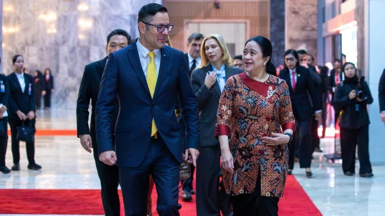 Ketua DPR RI Puan Maharani (kanan), Wakil Perdana Menteri sekaligus Menteri Ekonomi, Investasi, dan Industri Republik Bulgaria Alexander Poulev (kiri). Dok: Istimewa.