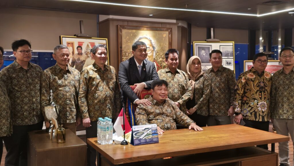 Menteri PKP Maruarar Sirait bersama Ketua Umum DPP HIMPERA Ari Tri Priyono dan jajaran pengurus saat foto bersama di Wisma Mandiri 2, Jakarta, Kamis (1/10/2026).