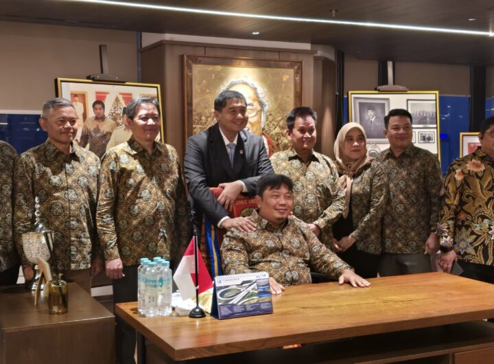 Menteri PKP Maruarar Sirait bersama Ketua Umum DPP HIMPERA Ari Tri Priyono dan jajaran pengurus saat foto bersama di Wisma Mandiri 2, Jakarta, Kamis (1/10/2026).