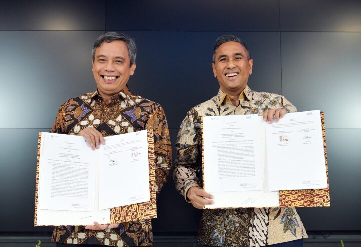 Direktur Utama BTN Nixon LP Napitupulu (kiri) bersama Direktur Utama ID FOOD Ghimoyo saat penandatanganan nota kesepahaman (MoU) terkait pemanfaatan layanan perbankan dan pengembangan ekosistem pangan di Menara 2 BTN.
