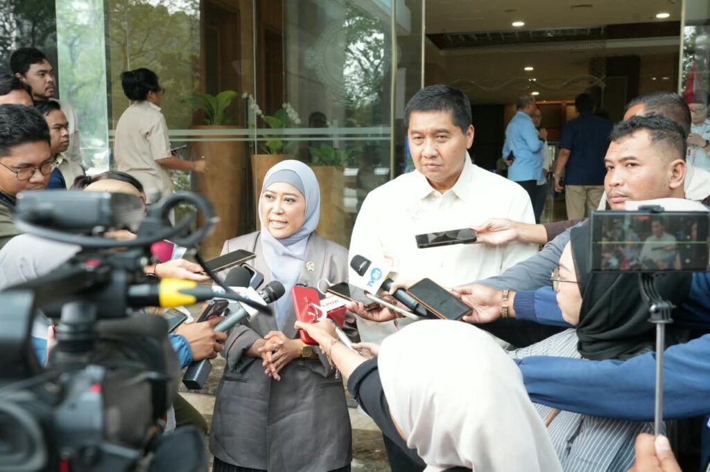 Menteri PKP Maruarar Sirait (kanan) dan Menteri Komdigi Meutya Hafid (kiri) usai rapat terkait rencana pemanfaatan lahan 45 hektare di Depok untuk hunian MBR, Jakarta, Rabu (7/10/2026).