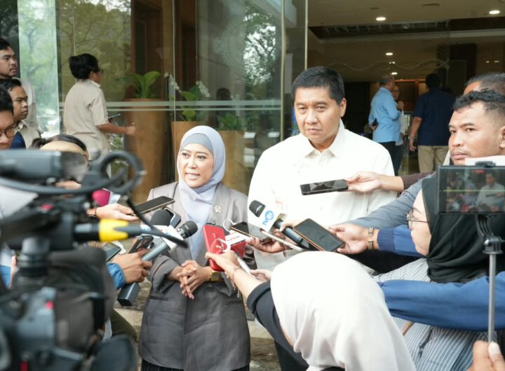 Menteri PKP Maruarar Sirait (kanan) dan Menteri Komdigi Meutya Hafid (kiri) usai rapat terkait rencana pemanfaatan lahan 45 hektare di Depok untuk hunian MBR, Jakarta, Rabu (7/10/2026).