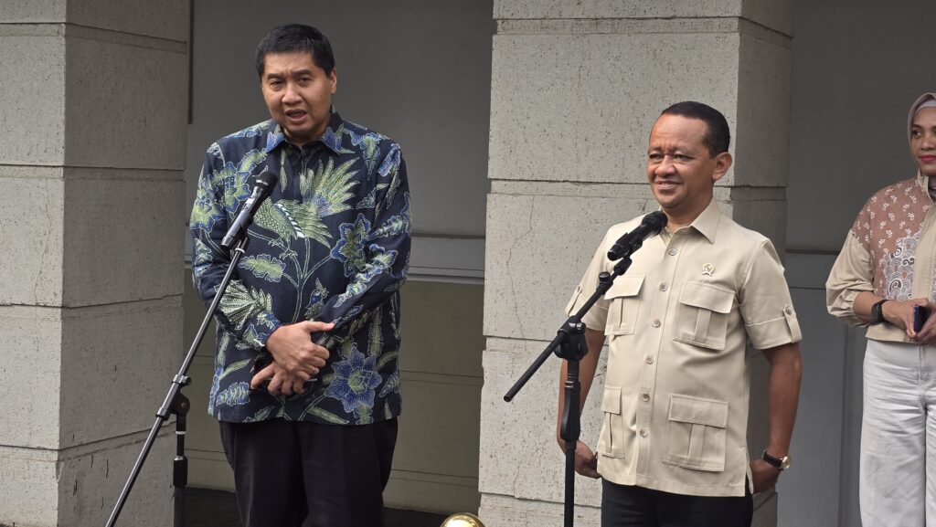 Menteri PKP Maruarar Sirait (kiri) bersama Menteri ESDM sekaligus Menko Bidang Hilirisasi dan Transisi Energi Bahlil Lahadalia (kanan).