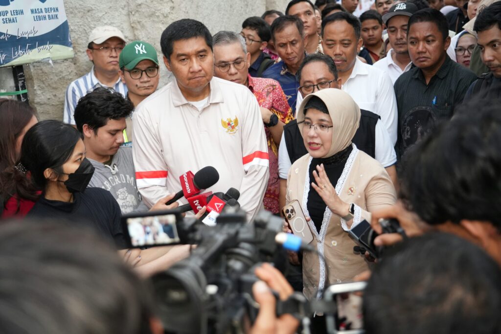 Kepala BPS Amalia Adininggar Widyasanti (kanan) mendampingi Menteri PKP Maruarar Sirait saat memberikan keterangan kepada media usai meninjau lokasi program bedah rumah di Palmerah, Jakarta Barat, Minggu (11/10/2026).