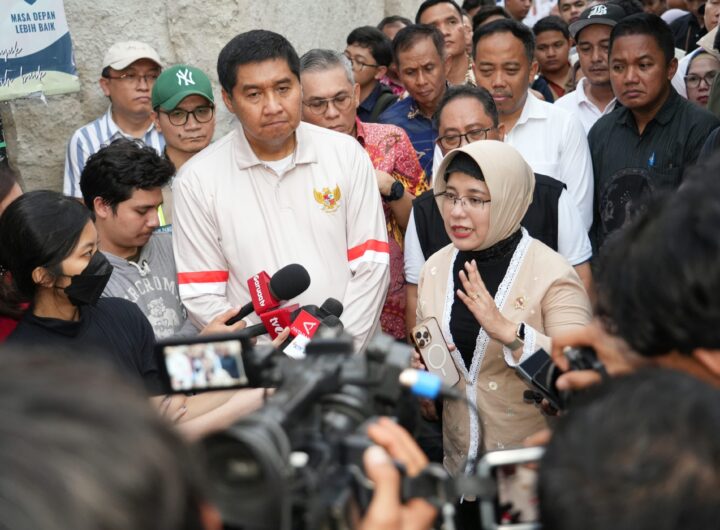 Kepala BPS Amalia Adininggar Widyasanti (kanan) mendampingi Menteri PKP Maruarar Sirait saat memberikan keterangan kepada media usai meninjau lokasi program bedah rumah di Palmerah, Jakarta Barat, Minggu (11/10/2026).
