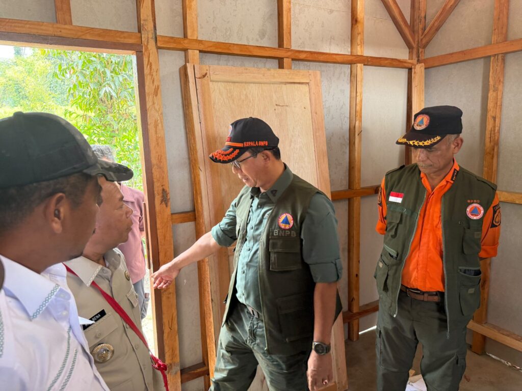 Kepala BNPB Letjen TNI Dr. Suharyanto meninjau pembangunan huntara di Desa Sobo, Kabupaten Ngada, NTT, Rabu (30/9), bagi masyarakat terdampak gempa.