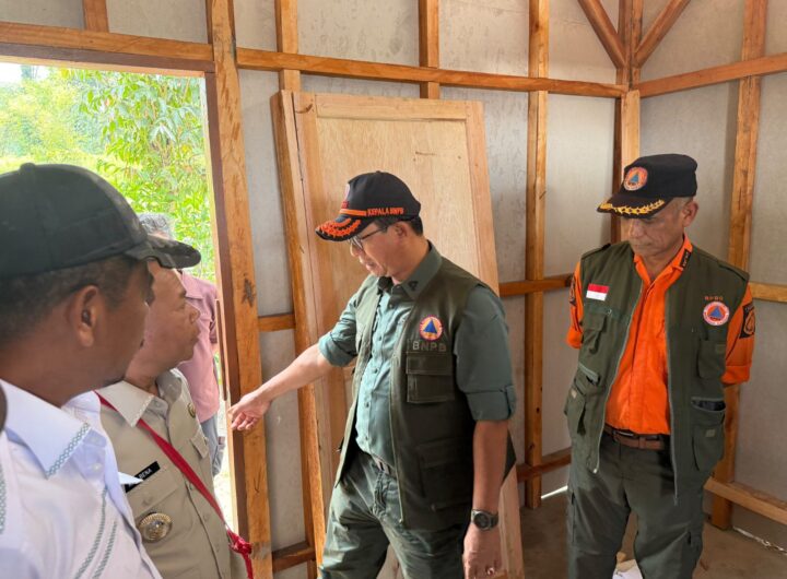 Kepala BNPB Letjen TNI Dr. Suharyanto meninjau pembangunan huntara di Desa Sobo, Kabupaten Ngada, NTT, Rabu (30/9), bagi masyarakat terdampak gempa.