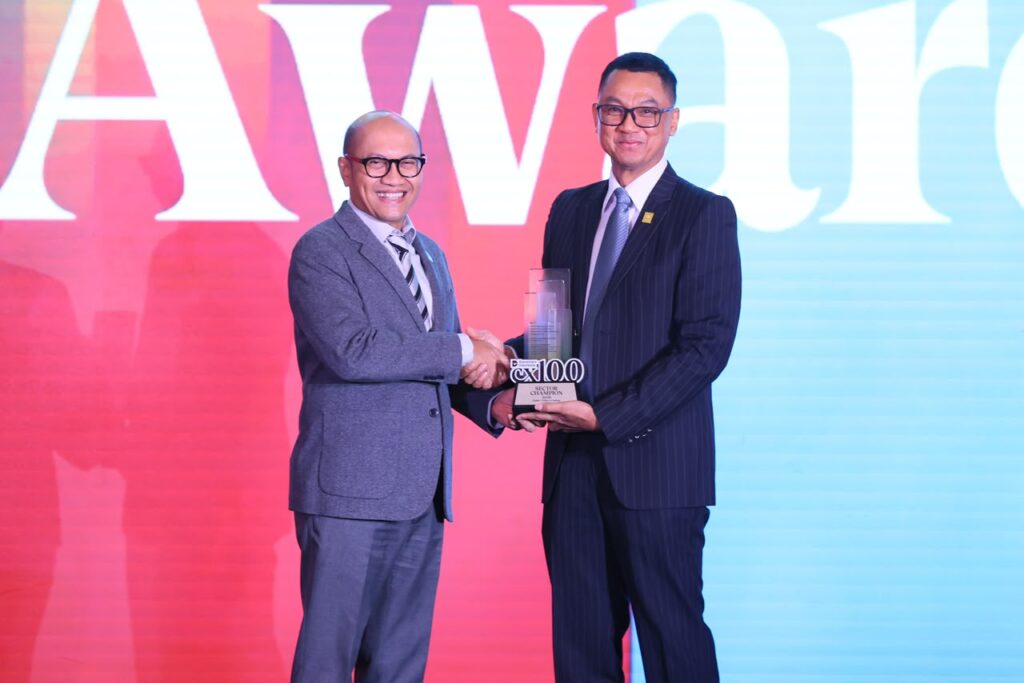 Managing Director Business 2 Danantara Asset Management, Setyanto Hantoro (kiri), menyerahkan penghargaan kepada Direktur Utama PLN, Darmawan Prasodjo (kanan), sebagai Sector Champion CX100 Award 2026 di Jakarta, Selasa (13/10).