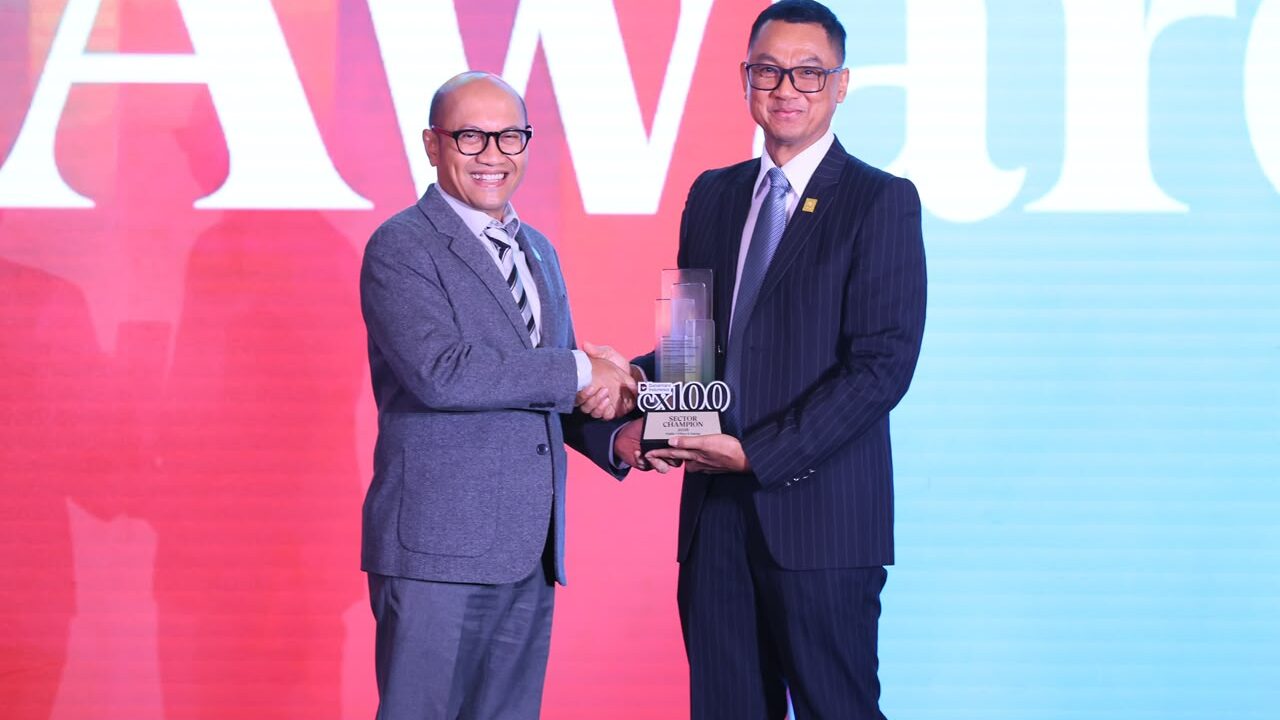 Managing Director Business 2 Danantara Asset Management, Setyanto Hantoro (kiri), menyerahkan penghargaan kepada Direktur Utama PLN, Darmawan Prasodjo (kanan), sebagai Sector Champion CX100 Award 2026 di Jakarta, Selasa (13/10).
