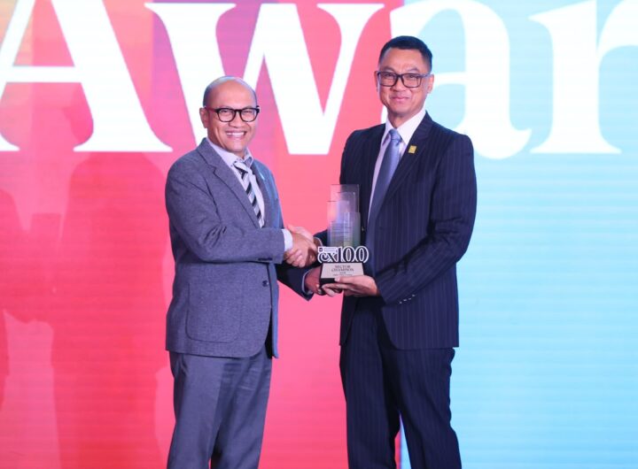 Managing Director Business 2 Danantara Asset Management, Setyanto Hantoro (kiri), menyerahkan penghargaan kepada Direktur Utama PLN, Darmawan Prasodjo (kanan), sebagai Sector Champion CX100 Award 2026 di Jakarta, Selasa (13/10).