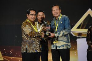 Direktur Operasi Pembangkit Gas PLN Nusantara Power, Komang Parmita, menerima penghargaan Energi Subroto 2026 atas inovasi digital iCORE dalam meningkatkan kinerja pembangkit.
