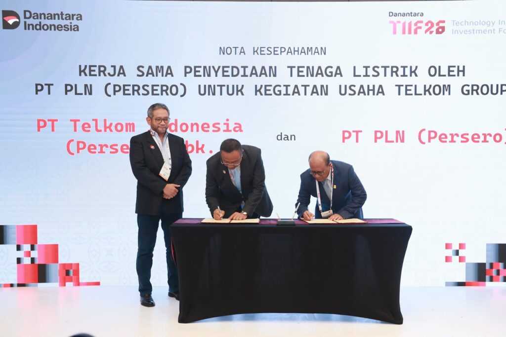 Direktur Utama PLN Suroso Isnandar (kanan) dan Direktur Utama Telkom Indonesia Nanang Hendarno (kedua dari kiri) menandatangani MoU penyediaan listrik untuk Telkom Group, didampingi Seno Soemadji (kiri).