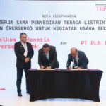 Direktur Utama PLN Suroso Isnandar (kanan) dan Direktur Utama Telkom Indonesia Nanang Hendarno (kedua dari kiri) menandatangani MoU penyediaan listrik untuk Telkom Group, didampingi Seno Soemadji (kiri).