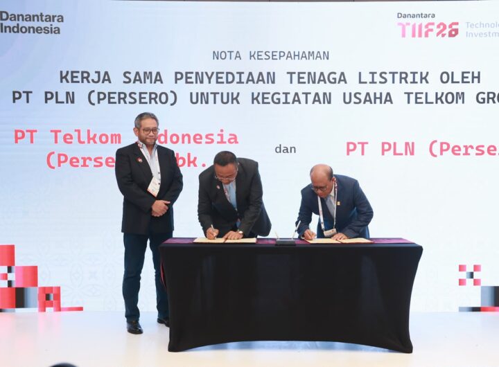 Direktur Utama PLN Suroso Isnandar (kanan) dan Direktur Utama Telkom Indonesia Nanang Hendarno (kedua dari kiri) menandatangani MoU penyediaan listrik untuk Telkom Group, didampingi Seno Soemadji (kiri).
